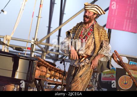 Roma, Italia. 23rd luglio 2022. Il cantante italiano Jovanotti pseudonimo di Lorenzo Cherubini durante il concerto sulla spiaggia di Marina di Cerveteri. (Roma Italia. 23 luglio 2022 credito: dpa/Alamy Live News Foto Stock