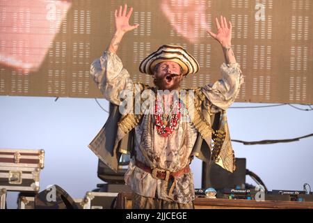 Roma, Italia. 23rd luglio 2022. Il cantante italiano Jovanotti pseudonimo di Lorenzo Cherubini durante il concerto sulla spiaggia di Marina di Cerveteri. (Roma Italia. 23 luglio 2022 credito: dpa/Alamy Live News Foto Stock