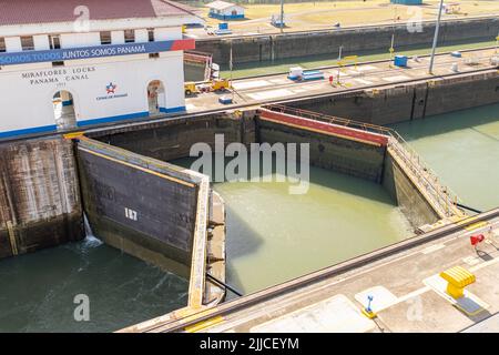 Le chiuse di Miraflores nel canale di Panama, Panama Foto Stock