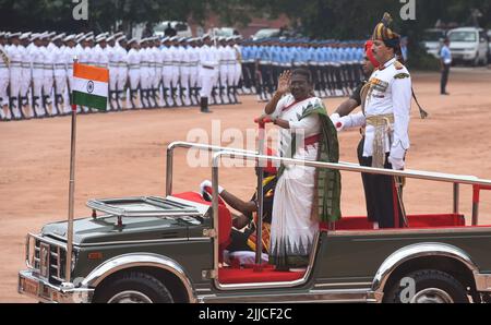 New Delhi, India. 25th luglio 2022. Il nuovo presidente indiano, Droupadi Murmu, questa mattina, prende giuramento per guidare la più alta carica costituzionale del paese. Murmu scortò una guardia d'onore a tre servizi mentre si trasferì nel Palazzo Presidenziale (Rashtrapati Bhawan) a Nuova Delhi, India il 25 luglio 2022. (Foto di Sondeep Shankar/Pacific Press/Sipa USA) Credit: Sipa USA/Alamy Live News Foto Stock