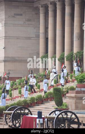 New Delhi, India. 25th luglio 2022. Il nuovo presidente indiano, Droupadi Murmu cammina lungo le scale del Palazzo Presidenziale (Rashtrapati Bhawan) con il presidente uscente Ramnath Kovind dopo aver assunto il più alto posto costituzionale a Nuova Delhi, India il lunedì 25 luglio 2022. (Foto di Sondeep Shankar/Pacific Press/Sipa USA) Credit: Sipa USA/Alamy Live News Foto Stock