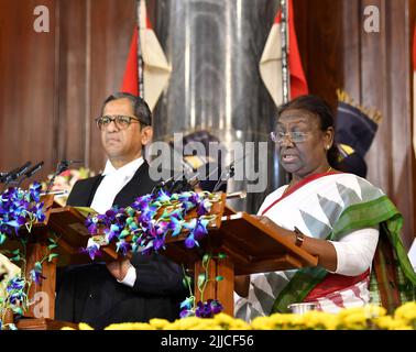 Nuova Delhi. 25th luglio 2022. Droupadi Murmu (R) è giurato in come il 15th presidente dell'India, a Nuova Delhi, India, il 25 luglio 2022. Credit: Xinhua/Alamy Live News Foto Stock