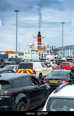 Veicoli in attesa di salire a bordo di un traghetto Stena Line da Cairnryan a Belfast, Scozia, Regno Unito. Foto Stock