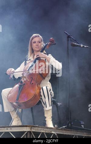 Anna Meredith (Maddie Cutter) che si esibisce al Blue Dot Festival Lovell Stage domenica 24nd luglio 2022.che si svolge tra il 21 e il 24 luglio presso il sito patrimonio mondiale dell'UNESCO, Jodrell Bank, Cheshire Regno Unito, Bluedot è un festival di tre giorni di scoperta che è un mix di artisti, relatori, scienziati e artisti in un evento diverso da qualsiasi sulla terra. L'evento di quest'anno è stato affiancato da Groove Armada (venerdì), Metronomy (sabato), Mogwai (sabato) con Björk che ha in testa la domenica sera con un'esibizione iconica con l'Orchestra Hallé. La fattura impressionante inoltre presenta le prestazioni ed i colloqui da Foto Stock