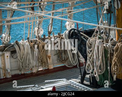 Funi su una nave a vela Foto Stock