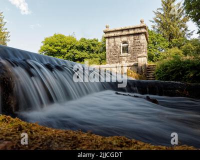 Stazione di monitoraggio dello stramazzo del serbatoio Burrator Foto Stock