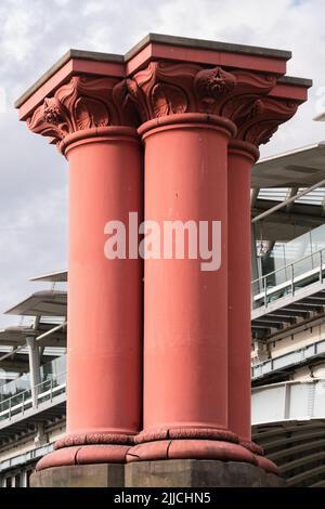 I vecchi pilastri dell'ex ponte ferroviario Blackfriars, riva sud, Bankside, Londra Foto Stock