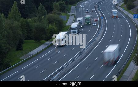 Vista aerea dei carrelli che guidano in autostrada Foto Stock