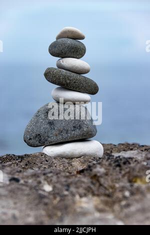 Pietre impilate al mare Foto Stock