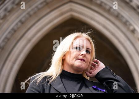 La madre di Archie Battersbee, Hollie Dance parla ai media fuori dalla Royal Courts of Justice, Londra. I genitori di Archie, 12 anni, hanno perso il loro appello per impedire che il sostegno alla vita di loro figlio sia disattivato. Data foto: Lunedì 25 luglio 2022. Foto Stock