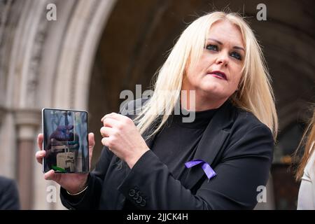 La madre di Archie Battersbee, Hollie Dance parla ai media fuori dalla Royal Courts of Justice, Londra. I genitori di Archie, 12 anni, hanno perso il loro appello per impedire che il sostegno alla vita di loro figlio sia disattivato. Data foto: Lunedì 25 luglio 2022. Foto Stock