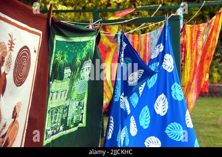 Colorati tessuti Caribelle Batik disegnati appendere fuori per asciugare al Romney Manor vicino a Wingfield Estate a St Kitts & Nevis, isola caraibica. Foto Stock