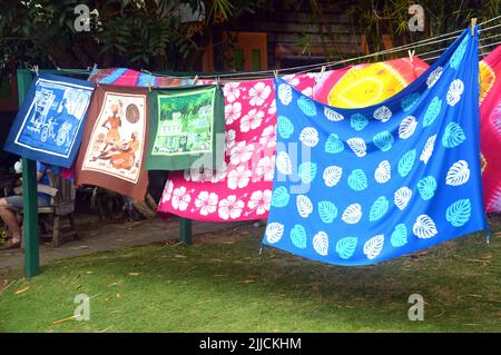 Colorati tessuti Caribelle Batik disegnati appendere fuori per asciugare al Romney Manor vicino a Wingfield Estate a St Kitts & Nevis, isola caraibica. Foto Stock