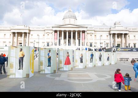 Presso Trafalgar Square di Londra sono esposti pannelli della mostra fotografica intitolata ‘Ensemble’, che segna il London Games Festival. Foto Stock