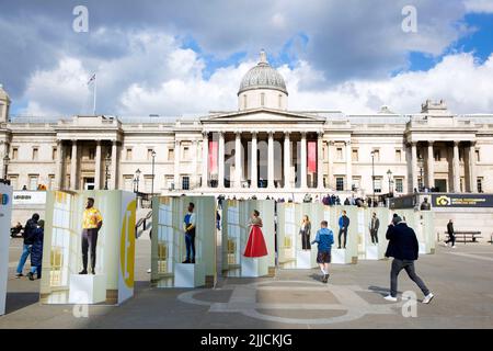 Presso Trafalgar Square di Londra sono esposti pannelli della mostra fotografica intitolata ‘Ensemble’, che segna il London Games Festival. Foto Stock