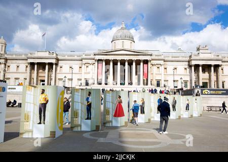 Presso Trafalgar Square di Londra sono esposti pannelli della mostra fotografica intitolata ‘Ensemble’, che segna il London Games Festival. Foto Stock