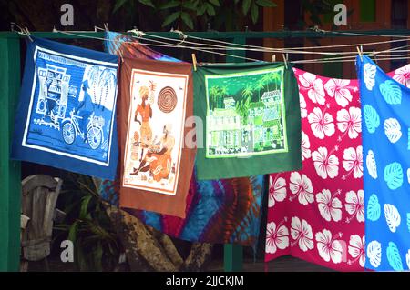 Colorati tessuti Caribelle Batik disegnati appendere fuori per asciugare al Romney Manor vicino a Wingfield Estate a St Kitts & Nevis, isola caraibica. Foto Stock