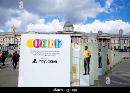 Presso Trafalgar Square di Londra sono esposti pannelli della mostra fotografica intitolata ‘Ensemble’, che segna il London Games Festival. Foto Stock