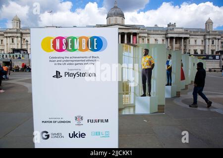 Presso Trafalgar Square di Londra sono esposti pannelli della mostra fotografica intitolata ‘Ensemble’, che segna il London Games Festival. Foto Stock