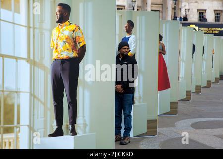 Presso Trafalgar Square di Londra sono esposti pannelli della mostra fotografica intitolata ‘Ensemble’, che segna il London Games Festival. Foto Stock