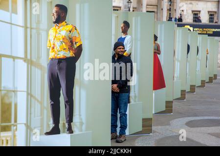 Presso Trafalgar Square di Londra sono esposti pannelli della mostra fotografica intitolata ‘Ensemble’, che segna il London Games Festival. Foto Stock