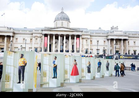 Presso Trafalgar Square di Londra sono esposti pannelli della mostra fotografica intitolata ‘Ensemble’, che segna il London Games Festival. Foto Stock