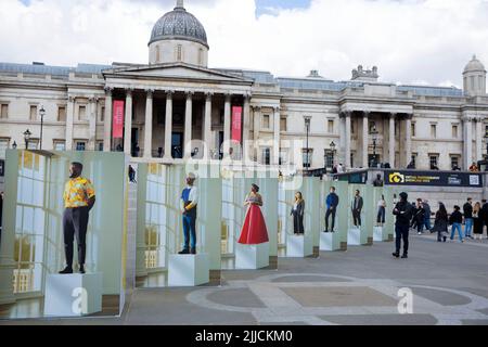 Presso Trafalgar Square di Londra sono esposti pannelli della mostra fotografica intitolata ‘Ensemble’, che segna il London Games Festival. Foto Stock