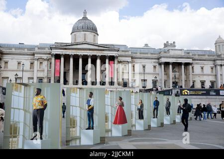 Presso Trafalgar Square di Londra sono esposti pannelli della mostra fotografica intitolata ‘Ensemble’, che segna il London Games Festival. Foto Stock