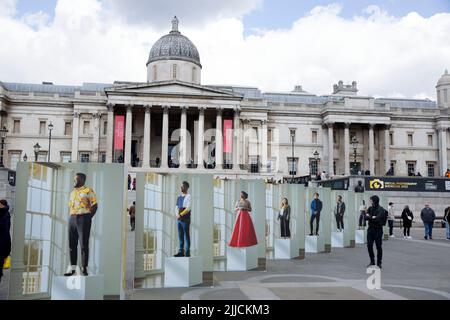 Presso Trafalgar Square di Londra sono esposti pannelli della mostra fotografica intitolata ‘Ensemble’, che segna il London Games Festival. Foto Stock