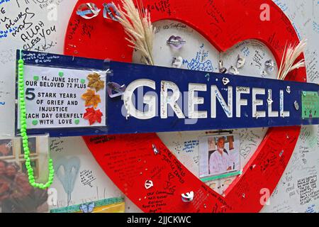 Red Grenfell Tower Memorial cuore nel 5th anniversario di blocco mortale cladding fuoco, che ha causato 72 vite innocenti Foto Stock