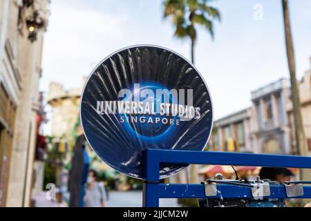 Singapore - 20 luglio 2022: Logo degli Universal Studios Singapore su uno stand. Foto Stock