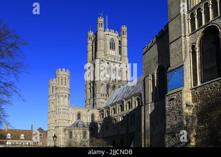 Vista primaverile sulla Cattedrale di Ely; Città di Ely; Cambridgeshire; Inghilterra; Regno Unito Foto Stock