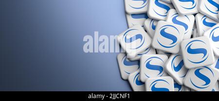 Logo del produttore francese di motori per aerei e motori a razzo Safran su un mucchio su un tavolo. Spazio di copia. Formato banner Web. Foto Stock