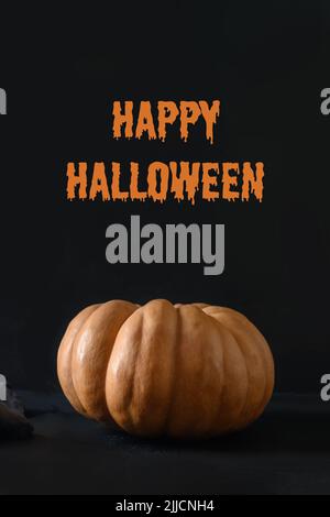 Zucca arancione su sfondo grigio. Concetto di Halloween, giorno del Ringraziamento. Foto Stock