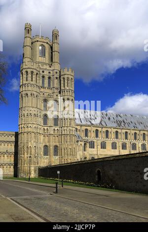 Vista primaverile sulla Cattedrale di Ely; Città di Ely; Cambridgeshire; Inghilterra; Regno Unito Foto Stock