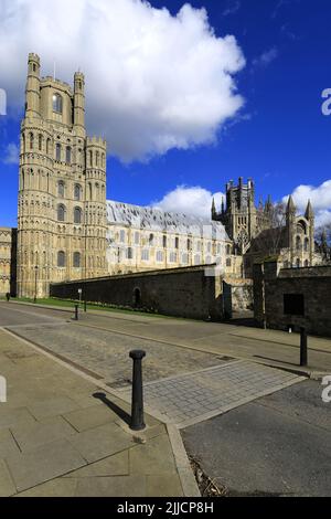 Vista primaverile sulla Cattedrale di Ely; Città di Ely; Cambridgeshire; Inghilterra; Regno Unito Foto Stock