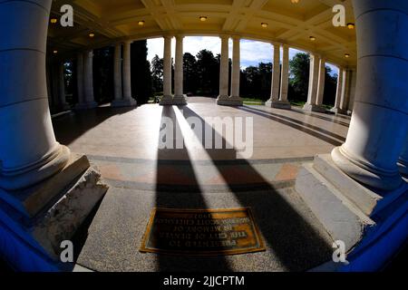 Colonne di marmo su un padiglione dell'edificio che mostrano design architettonico e struttura decorativa con luce e ombre Foto Stock