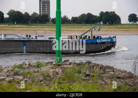 Neussq, Germania. 22nd luglio 2022. Acque basse nel Reno vicino Neuss, in background navi da carico, acque basse nel Reno, il basso livello d'acqua consente solo alle navi da carico di navigare con meno carico, all'estuario di Erft a Neuss-Grimlinghausen, 22nd luglio 2022, © Credit: dpa/Alamy Live News Foto Stock