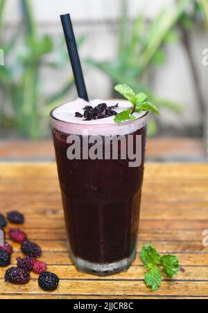 Tè di ghiaccio di Mulberry su un tavolo di legno Foto Stock