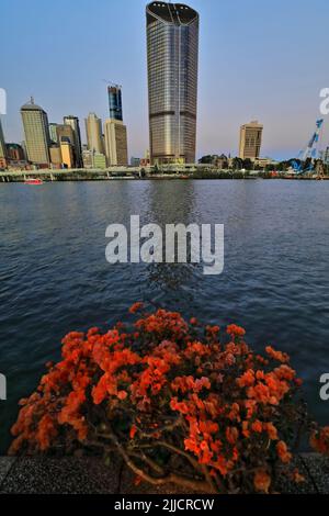 101 grattacieli al tramonto visti dall'altra parte del fiume. Brisbane CBD-Australia. Foto Stock