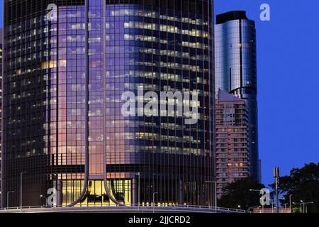 103 grattacieli al crepuscolo visti dall'altra parte del fiume. Brisbane CBD-Australia. Foto Stock