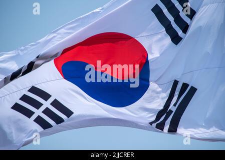 Primo piano bandiera della Corea del Sud su un flagpole contro il cielo blu Foto Stock