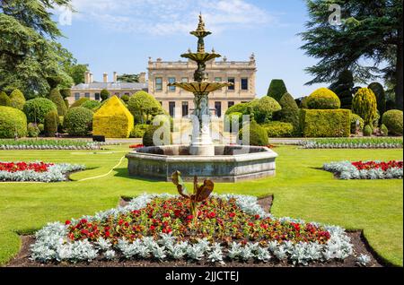 Brodsworth Hall e giardini giardini giardini formali e fontana in una casa di campagna vittoriana a Brodsworth vicino Doncaster South Yorkshire Inghilterra uk gb Europa Foto Stock