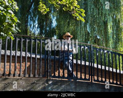 I corsi d'acqua, i canali, i ruscelli e i fiumi di Oxford sono una fonte di molte delizie tranquille e panoramiche. Qui vediamo un uomo in un cappello di Panama che si agghiacciano su Fren Foto Stock