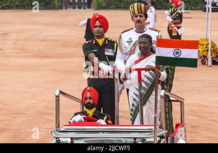 New Delhi, India. 25th luglio 2022. Il nuovo presidente indiano Droupadi Murmu, White Sari, ispeziona una guardia d'onore presentata dal personale dei tre servizi presso il piazzale del Palazzo Presidenziale (Rashtrapati Bhawan). Droupadi Murmu diventa il presidente indiano del 15th il 25th luglio 2022. È la prima persona di una comunità tribale e la seconda presidente donna dell'India. Murmu è nato il 20 giugno 1958, nella famiglia Santal Tribal di Uparteda, nel distretto di Mayurbhanj. Credit: SOPA Images Limited/Alamy Live News Foto Stock