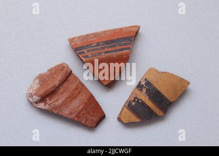 Tre pezzi di ceramica antica e diversa da Assuan Foto Stock