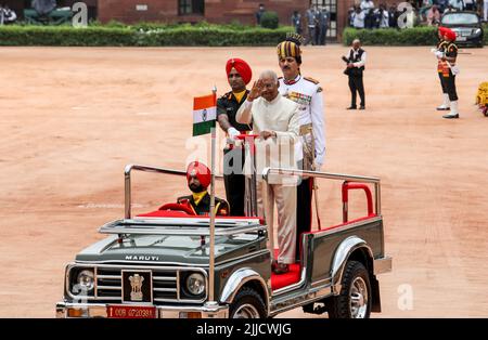 New Delhi, India. 25th luglio 2022. Il presidente uscente dell'India RAM Nath Kovind, ispeziona una guardia d'onore presentata dal personale dei tre servizi presso il piazzale del Palazzo Presidenziale (Rashtrapati Bhawan). Droupadi Murmu diventa il presidente indiano del 15th il 25th luglio 2022. È la prima persona di una comunità tribale e la seconda presidente donna dell'India. Murmu è nato il 20 giugno 1958, nella famiglia Santal Tribal di Uparteda, nel distretto di Mayurbhanj. Credit: SOPA Images Limited/Alamy Live News Foto Stock