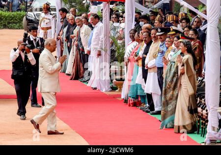 New Delhi, India. 25th luglio 2022. Il presidente uscente dell'India RAM Nath Kovind, incontra il ministro del gabinetto presso il palazzo presidenziale (Rashtrapati Bhawan). Droupadi Murmu diventa il presidente indiano del 15th il 25th luglio 2022. È la prima persona di una comunità tribale e la seconda presidente donna dell'India. Murmu è nato il 20 giugno 1958, nella famiglia Santal Tribal di Uparteda, nel distretto di Mayurbhanj. Credit: SOPA Images Limited/Alamy Live News Foto Stock