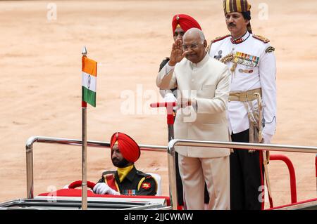 New Delhi, India. 25th luglio 2022. Il presidente uscente dell'India RAM Nath Kovind, ispeziona una guardia d'onore presentata dal personale dei tre servizi presso il piazzale del Palazzo Presidenziale (Rashtrapati Bhawan). Droupadi Murmu diventa il presidente indiano del 15th il 25th luglio 2022. È la prima persona di una comunità tribale e la seconda presidente donna dell'India. Murmu è nato il 20 giugno 1958, nella famiglia Santal Tribal di Uparteda, nel distretto di Mayurbhanj. Credit: SOPA Images Limited/Alamy Live News Foto Stock