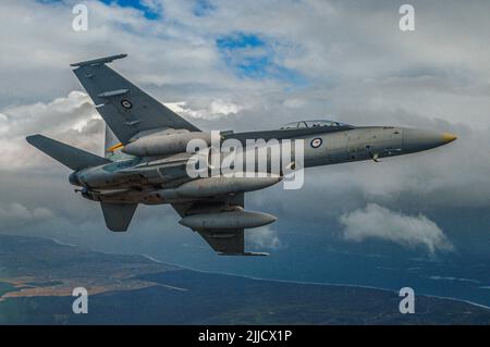 Un colpo d'aria ad aria di un RAAF, due posti, McDonnell Douglas (ora Boeing) F/A18 Hornet jet fighter banking. Foto Stock